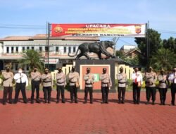 Lapangan Upacara Polresta Bandung, Kapolresta Bandung Kombes Pol Hendra Kurniawan memberikan penghargaan kepada anggota Polri yang berdedikasi dan berprestasi dalam melaksanakan tugas