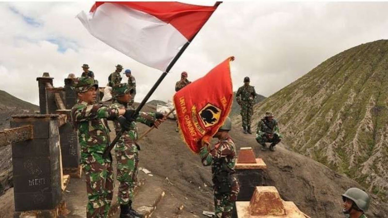 61e6bb55d94b2-viva-militer-penerimaan-warga-baru-yonzipur-10-kostrad-di-puncak-gunung-bromo_1265_711.jpg