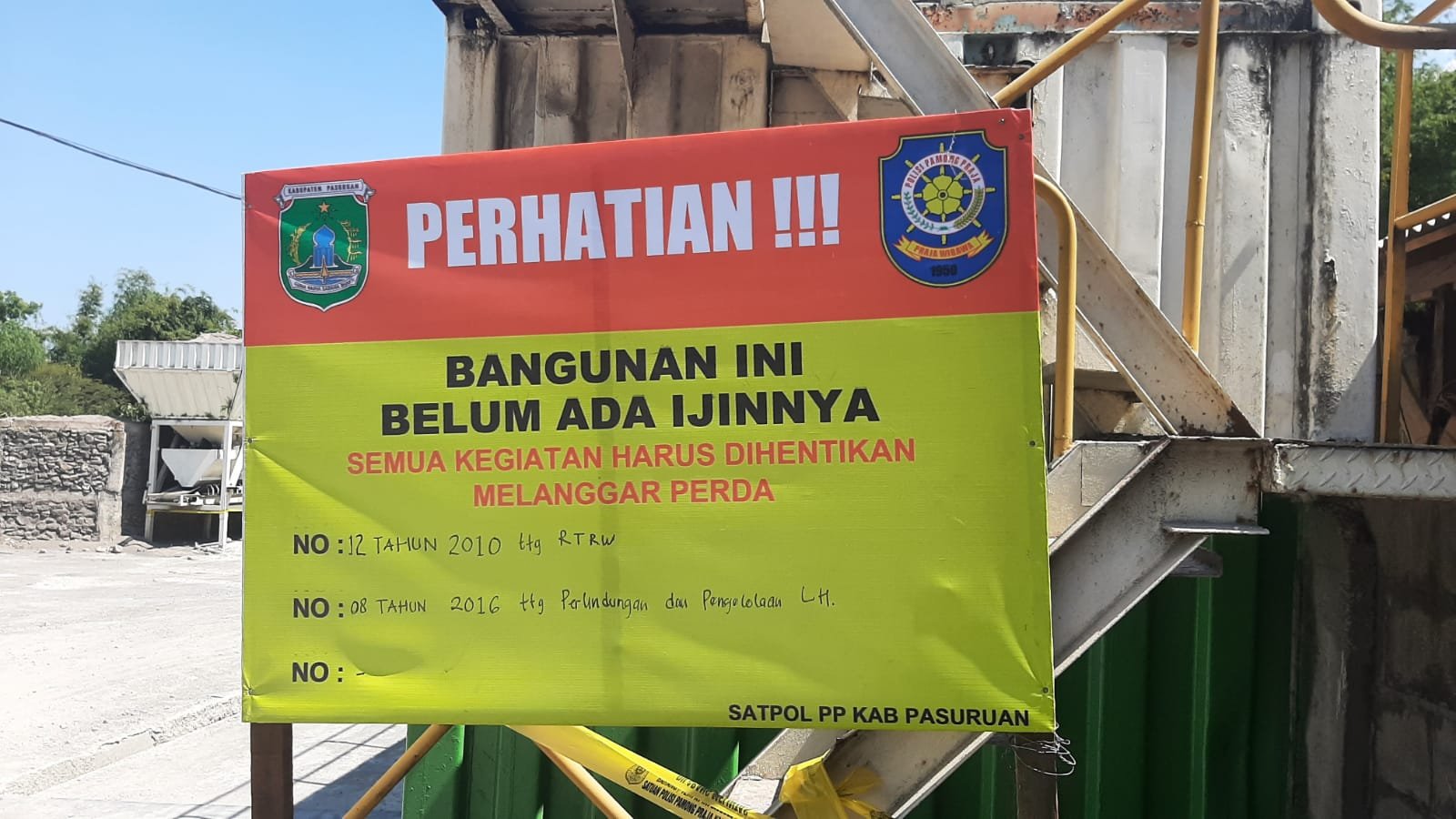Pabrik Beton Tak Berijin di Desa Sumberanyar, Kecamatan Nguling kabupaten Pasuruan Ditutup Satpol PP