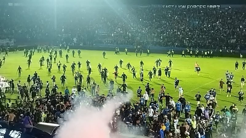 kronologi-penyebab-127-orang-meninggal-dunia-dalam-kerusuhan-laga-arema-fc-vs-persebaya-surabaya-bdx9EUXwVU.jpg