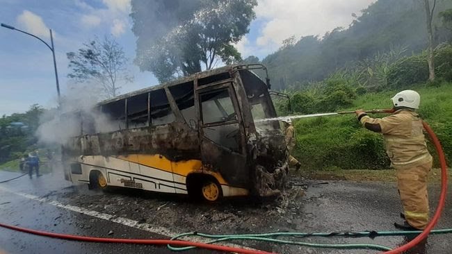 bus-terbakar-di-tol-semarang-solo-km-425-semarang-kamis-17112022-1_169.jpeg